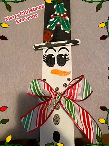 🎨 Here’s a simple craft project. 🎨 ⛄️ ☃️ ⛄️ You’ll need any old pallet board. You’ll need some acrylic paint and paintbrushes. You’ll need some wired ribbon. You’ll need a popsicle stick. You’ll need creativity. ☃️ Paint your board white, and it may take a couple of coats and dry. Then paint the top hat 🎩 on. Paint your popsicle stick black for the brim. Make any face or nose you like. I add buttons too. You’ll want to let each addition dry to avoid smudges. Spice up your snowman with wired r