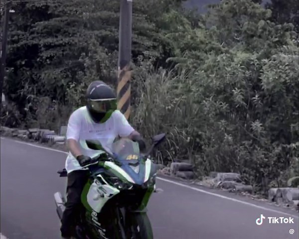 真英雄不怕被突如其來的浪埋沒🌊🌊#重機 #yamaha #日常 #r3 #山葉 #上推薦通知我 #努力 #夢想 #別限我流量