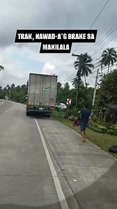 TRAK, NAWAD-A'G BRAKE SA MAKILALA, DRAYBER UG PAHINANTE, NANINGKAMOT DI MAKADISGRASYA A video shared by netizen captured a truck losing its brakes in Malasila, Makilala, Cotabato, around 9 a.m. on March 4, 2025. The footage shows the driver and assistant desperately trying to stop the vehicle by blocking its wheels. Tablon, who was driving toward Makilala’s town center, witnessed the incident. After posting the video, some netizens criticized him for not helping. However, Tablon clarified that h