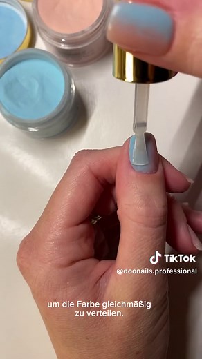 Bereit, mit diesem cuten Ombre Nageldesign Tutorial alle Blicke auf sich zu ziehen? 🎨Von leuchtenden Farben bis hin zu sanften Pastelltönen sind die Möglichkeiten mit dieser Technik endlos. Was ist deine Lieblingsfarbkombination für Ombre Nägel? #Doonails #OmbreNails #NailArt #dippingpowder #nails #nailcolor #dippowdernails #dippingpowder #NailArt ##ManicureMonday #doonails #aestheticnails