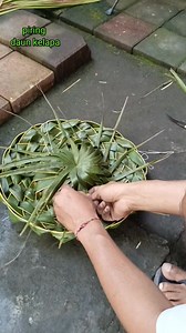 2.2K views · 1.5K reactions | Cara membuat piring dari daun kelapa(coconut leaf plate) . #tutorial #anyamandaunkelapa #kreasijanur #piring #plate #idekreatif #kerajinantangan #coconutleafcraft #palmleafart #diy #diycraft @sorotan Dewa Ayu Triana Dewi | Dwija PanJavas | Facebook