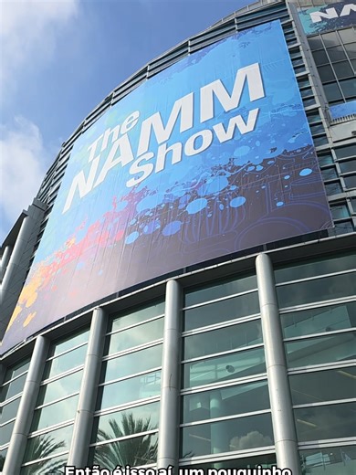 Resumo NAMM Show 2026: as novidades mais legais (e o que vem aí na Ninja Som)! 🥷✨ A gente compilou um resumão do que mais chamou atenção na feira! São lançamentos, tendências e muita coisa que vai aparecer por aqui em breve. 👀 Alguns dos destaques: → Yamaha: novas mesas MGX teclados PSR-E483 / PSR-E583 → Roland/BOSS: pedaleiras GX-1 / GX-1B, GO:MIXER Studio e a bateria eletrônica VAD-516 → RCF: sistemas EVOX J-11 e J-9 → Fender: nova linha Fender Studio → Shure: novidades como KSM, MV88 e SLX-