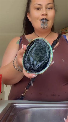 Shelling Pāua: A Guide to Kai Moana