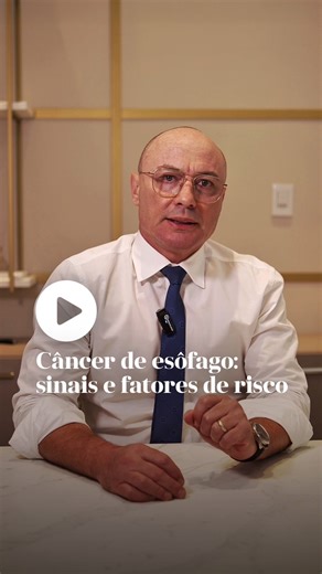 O Câncer de esôfago é uma condição relativamente frequente em nosso meio e merece atenção aos sinais iniciais. Os sintomas podem incluir: • dificuldade ou dor ao engolir • perda de peso inexplicada • azia ou refluxo persistente Muitas vezes, esses sinais são atribuídos a condições benignas e acabam sendo negligenciados. O diagnóstico geralmente envolve endoscopia digestiva alta, biópsia e exames de imagem, como tomografias, que ajudam a avaliar a extensão da doença e definir o melhor plano terap