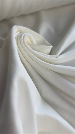 🎉 ¡Lanzamiento oficial! Presentamos nuestro nuevo INTERLOCK 100% ALGODÓN — una maravilla de tela nacida en Ecuador 🇪🇨 gracias a nuestra hilatura propia en SJ Jersey. ✨ ¿Qué lo hace único? -Hilado en anillo para un acabado terso, suave y con cuerpo -Trama firme, peso ideal, y una elongación que lo hace perfecto para moda oversized y boxy fit -Mucho más suave que otros tejidos. ¡Lo tienes que sentir para creerlo! 🧵 Hecho con orgullo en Ecuador. 💥 Diseñado para destacar en cada colección. | Je