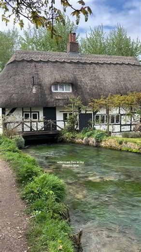 Rachel Wolf | UK & Europe travel on Instagram: "Who’s coming to the cottage 🙂 📍Hampshire, England Spring in England I’m so ready for you! #cottagecore #naturephotography #englishcountryside #instabritain #fairycore English countryside, cottagecore, nature lovers, travel photography, visit Britain, travel guide, cottagecore aesthetic, fairycore"