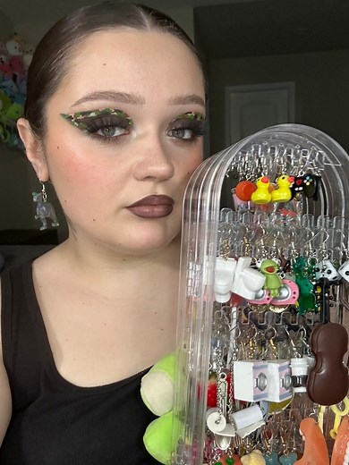 322K views · 10K reactions | yee yee #makeuptutorial #weirdearrings #camomakeup #dinosaurs | linsmakeuplooks | Facebook