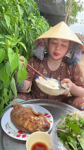 Cơm sáng đơn giản: cá phi chiên với rau sống
