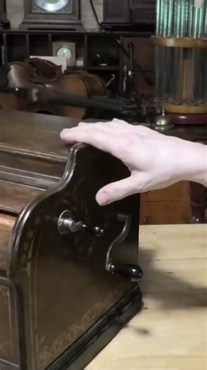 Playing a Mechanical Mussette