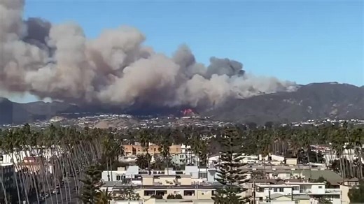 Palisades Fire Seen From Miles Away in Santa Monica