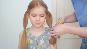 clip-1053160292-lifehack-haircut-caret-mom-cuts-hair-home