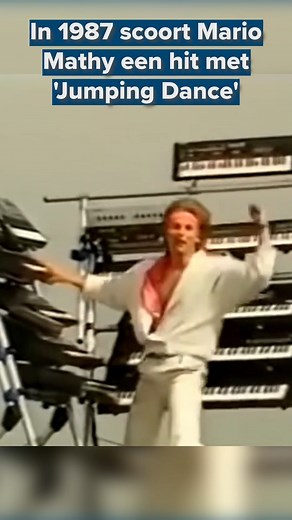 Ken je de 'Vangelis van de Kempen' al, Mario Mathy? Hij ging viraal met de videoclip 'Jumping Dance' uit 1987 en werd een internet-sensatie. 🎹🎶 De synthesizer-koning van ons land werd bekend door zijn springerige bewegingen en knalroze bandana. Jan Delvaux zoekt uit welke impact deze keyboard-held had op de Belpop. Luister naar nieuwe afleveringen van 'De dikke Delvaux' in de app van VRT MAX. 🎧 | Radio 1