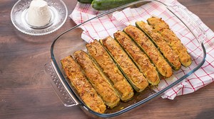 Zucchine ripiene al forno ❤️ Facile, gustoso e leggero 😘 Vai alla ricetta 👉 https://www.fattoincasadabenedetta.it/ricetta/zucchine-ripiene-di-ricotta #ricetta #ricettafacile #ad #zucchine | Fatto in casa da Benedetta