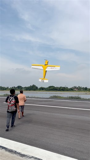 4.6K reactions · 58 shares | เหตุการไม่คลาดคิด!!! เจ้า Valiant 55cc ล้อหลุดระหว่างบิน มาดูการแก้สถานการณ์ นักบินจับเครื่องบินระหว่าง ฮ็อบ ฝีมือสุด ๆ ไปเลย #hobby #pongpingkapong #RC | Pong Pingkapong | Facebook