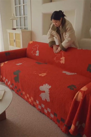 This sofa cover combines functionality and style. It’s the perfect addition to any home with its non-slip design, wear-resistant fabric,and washable features. Ideal for protecting furniture from pets, spills, and scratches. The sleek, modern look also enhances your home decor. Whether you have dogs, cats, or just want to keep your sofa looking fresh, this cover has got you covered! #SofaCover #CouchCover #WashableCouchCover #PetFriendlySofaCover #NonSlipCouchCover