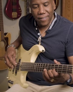 In this clip, Nathan East talks about his beloved Yamaha BB bass and recording bass for Kenny Loggins. This video is from Nathan's SBL Bass Tales episode, available on Youtube and the SBL website. See you in the shed! | ScottsBassLessons.com