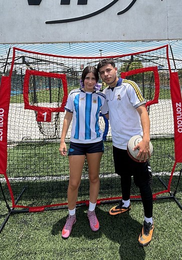 Reto de precisión contra @dany.gis🎀⚽️ creen que pudo contra la zurda de oro?🐐 #rivaldios