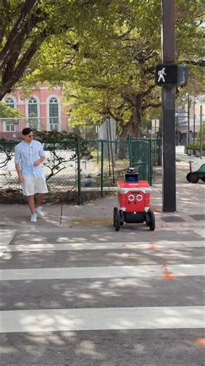 Se andate a Miami li vedrete praticamente ovunque, per le consegne di cibo serve robots funziona davvero bene #serverobots #robotica | Guide-Informatica.com