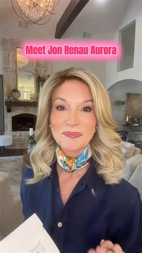 Meet Aurora by Jon Renau in gorgeous Palm Springs Blonde and WOW — total standout! 💫 ❤️ Why we love her: ✨ SmartLace™ front – seamless, natural hairline 💫 Monofilament top – realistic parting, multi-direction styling 🪶 100% hand-tied cap – ultra light, natural movement 🔥 Heat-friendly fibers – curl it, smooth it, customize it 🌊 Soft barrel curls with face framing side-swept bangs 🌴 Palm Springs Blonde — creamy vanilla meets sandy blonde with a natural shadow root Special thanks to @jonrena