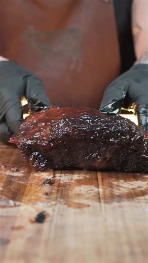 Tradition meets innovation: Pipikaula made effortless on the Gravity Series🔥 📷 @406_bbq | Masterbuilt