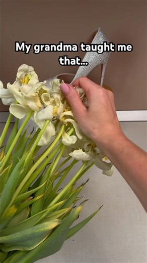 Day 2. Easter prep. Why didn’t I know this last year?! 🌸 FLOWER RECYCLE ♻️✨ #lifehacks #diy #easter