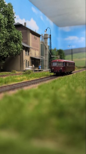 modelrailway187 on Instagram: "Track weathering techniques for our @peco.model.railways code 75 tracks😃. - - - #modelrailway #h0scale #modelspoor #modelleisenbahn #wirmodellbahner #ammomig #modellismoferroviario"