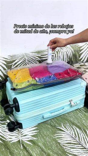 Deja de llenar tus abrigos de invierno y suéteres pesados en el armario con este conjunto de almacenamiento al vacío. Dobla, cierra, presiona el botón y mira cómo se encoge. Ahorro de espacio, sin desorden, perfecto para la familia o para viajar! 🧥 ✨ Haga clic en el enlace y empacar ahora! #TrucoDeViaje #BolsaAlVacio #OrganizadorAlVacio #BolsaViajeAlVacio #AhorroEspacioViaje