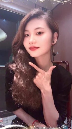 本来都不想努力了，可是妈呀！看到苹果18不论是外观还是颜色都直击心脏，真的太好看。#上热搜 #苹果 #讨论一下