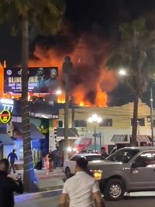 5.2K views · 98 reactions | #ÚltimoMomento‼ Se produjo un incendio en el Chicago Bar, ubicado en la Zona Norte en #Tijuana, los hechos ocurrieron poco antes de las 10 de noche de este jueves. Video: Eduardo Jaramillo Castro | El Sol de Tijuana | El Sol de Tijuana | Facebook