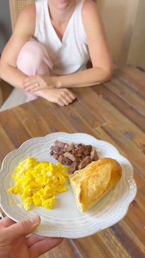 With the Omo app, determining a dish's calories is simple. Just snap a picture, and the AI does the rest! ✅ Identifies ingredients✅ Recognizes portion size✅ Calculates calories & macros✅ Finalizes resultsTry it yourself! 📲 Use link https://go.omo-app.io/4dbwReb #omoapp #foodrecognition #nutritionhelp #healthyfoodeating #healthyfood #eatinghealthy | Omo - Weight Loss With Psychology