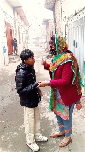 فنی ویڈیو شرارتی لڑکی بچے کو پیسے دے کے مرغا چوری کرانے لگی ہے