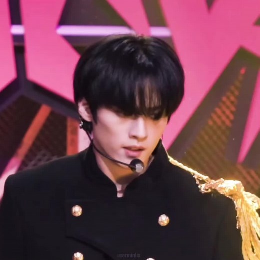 lee know tickling felix’s hand😭😭 #leeknow #felix #minlix