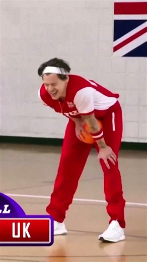 Michelle Obama hits Harry Styles in the 1D! ( っ'-')╮ =͟͟͞͞🏀