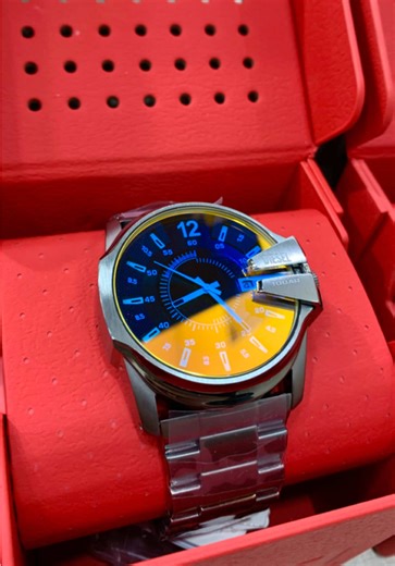 DIESEL MASTER CHIEF ORIGINAL 🇪🇺 DZ1965 ,Cadran 46 mm arbore un cadran texturé et noir soleillé avec index bâtons •CARACTÉRISTIQUES : Genre : Homme Mécanisme : Quartz ,Date Collection : Master Chief Affichage Montre : Analogique Verre : Minéral Forme boîtier : Rond Matière du boîtier : Métal Couleur du boîtier : Gunmétal Taille du cadran : 46 mm Matière du bracelet : Acier Couleur du bracelet : Gunmétal Fermoir : Boucle Déployante Etanchéité : 100 Mètres Garantie 2 ans 📍Adresse : Alger Draria 