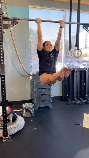 Complete 5 sets of this 💪🏽 100ft farmer carry ( increase load every round, so start light) 20 sec of supination and pronation L hang 5 single arm ball slams each ( keep the ball light) 20 KB pull throughs @thetoespacer on the feet to create space between toes and to help prevent common foot issues ( code bethany10) #farmercarry #workoutcircuit #circuit #circuittraining #training #ballslams #kettlebell #kettlebellworkout #fitnessfitchicks #crossfit #crossfitgirls #crossfitcommunity #crossfitgym