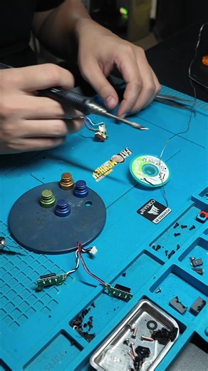 Chuột Logitech G304 pin hỏng chảy nước làm hỏng bo mạch, anh em dùng chuột sử dụng pin ngoài chú ý nhé. #FatMonkeyWorkshop #CustomGamingGear #RepairGamingGear | Fat Monkey Workshop