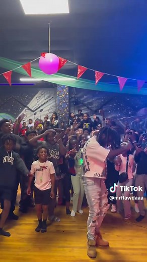 Rod Wave Concert Highlights: Crowd Surfing Moments