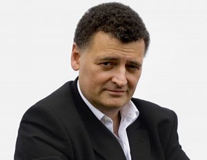 Steven Moffat, guionista de 'Sherlock', asegura que podría funcionar una versión femenina de Sherlock Holmes