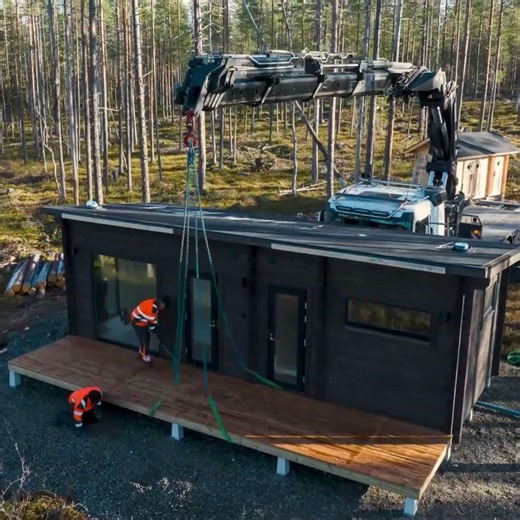 Ehta saunamökin nosto perustusten päälle.mov