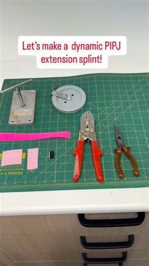 ✨ DYNAMIC PIPJ EXTENSION SPLINTS ✨ Do you have a finger that won’t straighten after injuring it? You may be on your way to developing a fixed flexion deformity. These splints are excellent for stubborn and stiff PIPJs! They are generally worn for long periods to provide a low load prolonged stretch to lengthen soft tissue and improve PIPJ extension. We prefer to make custom splints as the prefabricated ones in our opinion don’t fit as well. We can make them in all different colours too! ❤️💛💚🧡