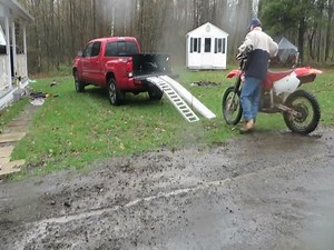 Successfully loading a motorcycle into a truck bed Our group: Amazing Videos | Tecnología Moderna