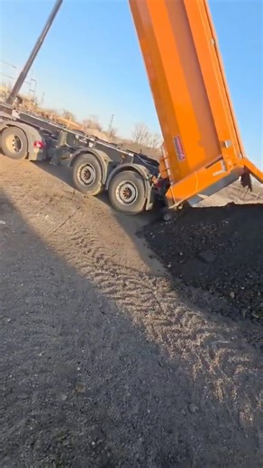 Unloading tipper 🚛💨 #lkw