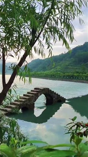 青山連綿疊翠，流水潺潺悠長，清風漫過山河萬裡。滿目皆是人間好風光，山水入眼，心事皆隨風慢慢釋懷。 #山川瀑布之美 #風景如畫的地方 #旅遊 #美在山水間 #感受大自然的氣息和美景