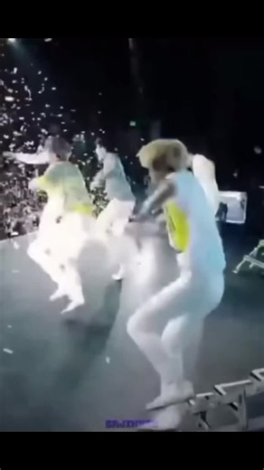 Vidéos de aime_667ekip999 (@aime_667ekip999) avec Down on the Floor (Vox) - Ah2