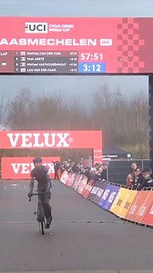 No chain? No problem 👏 When Lars van der Haar made it to the finish in Maasmechelen… just in a slightly unconventional way 😅 #cx #cycling #cyclocross | TNT Sports