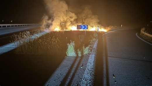 "Les premiers départs de feu commençaient à traverser la route" : un feu d’herbes sèches se déclare au bord de l’autoroute A66 en Ariège