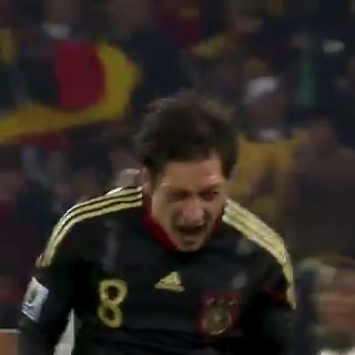 "トーマス・ミュラー"という男がいたミュラーには目を引くスピードも、剛腕のようなフィジカルもない。派手なフェイントで相手を抜き去ることもない。ましてやエゴイスティックにゴールを狙うこともない。それにもかかわらず、彼はプロキャリアを通じて、バイエルンで150得点、ドイツ代表でも45得点という驚異的な数字を積み重ねてきた。このアシストに彼のプレーの真髄がある。簡単にターンし、正対し、相手と駆け引き。スペースにボールを運び、相手を数人引きつけてフリーの味方へ丁寧なラストパス。パスを出しても止まらずにリバウンドを狙うフリーラン。Raumdeuter（ラウムドイター）　　　　　　　　　　という天才。私たちの記憶から消えない選手である。