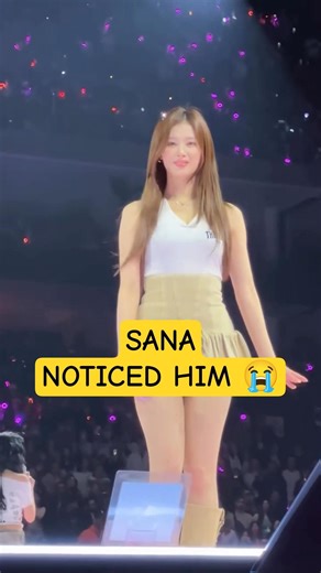 Sana Noticed Him 🤯 | Best Fan Moment. #twice #sana #fanmoment #twicesana #concert