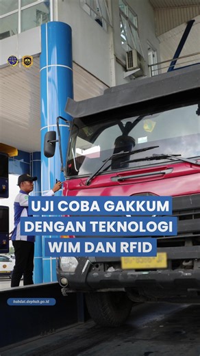 Hai, #MitraDarat! Direktorat Jenderal Perhubungan Darat (Ditjen Hubdat) sedang melakukan uji coba terbatas pengawasan dan penegakan hukum pelanggaran angkutan lebih dimensi dan lebih muatan. Kegiatan ini akan dilaksanakan pada periode 27 Januari-31 Mei 2026 di jalan tol, UPPKB, hingga kawasan industri, dengan memanfaatkan teknologi WIM dan Radio Frequency Identification (RFID). Uji coba ini diharapkan dapat meningkatkan kepatuhan angkutan barang dan mendukung terwujudnya Zero ODOL 2027. #menghub
