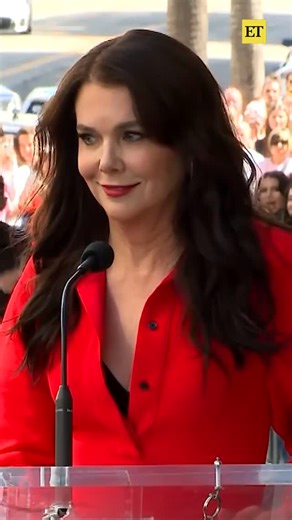 Entertainment Tonight on Instagram: "Where Lauren Graham goes, her 'Gilmore Girls' cast will follow... but today she's all about Team Logan. 來"